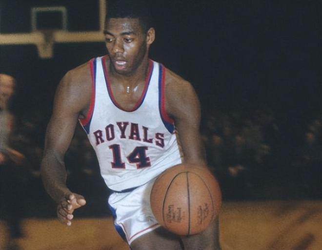 申花防线的 申花防线的